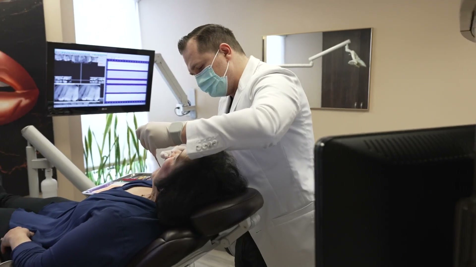 Dr. Tony Barriere treating a patient in the West LA Implants surgical suite